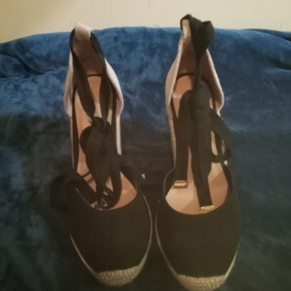 Black wedges